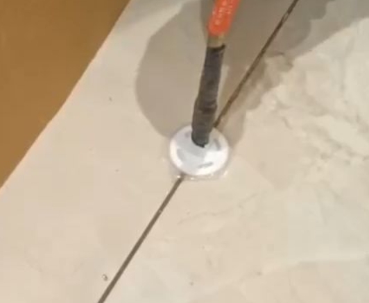 高淳瓷砖空鼓维修公司专业解答瓷砖在铺贴过程中，如果没有涂抹均匀到位的粘结材料（如水泥砂浆或瓷砖胶），可能会导致以下问题