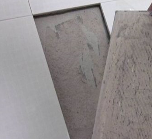 高淳瓷砖空鼓维修公司分享瓷砖铺贴时如果打浆（即涂抹在瓷砖背面和基层上的砂浆或瓷砖胶）过少，会带来以下问题